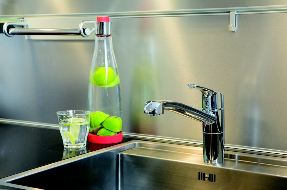 Foto: w3 67000 RowanKitchen SteelmiljoeandwaterwithLimefruits hi