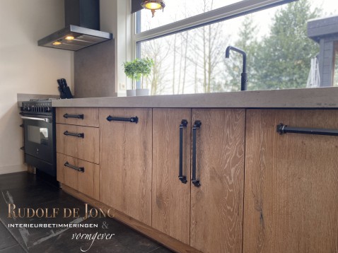 Foto : Rustieke, industriële keuken met kastenwand en keukeneiland met zitplaatsen