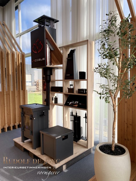 Foto : Massief eiken presentatie display voor JAcobus kachels