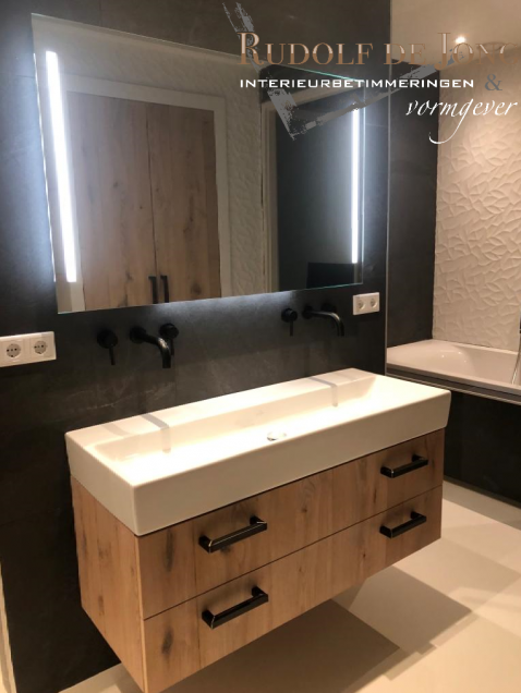 Foto : Moderne badkamer met dubbele inloopdouche en gietvloer