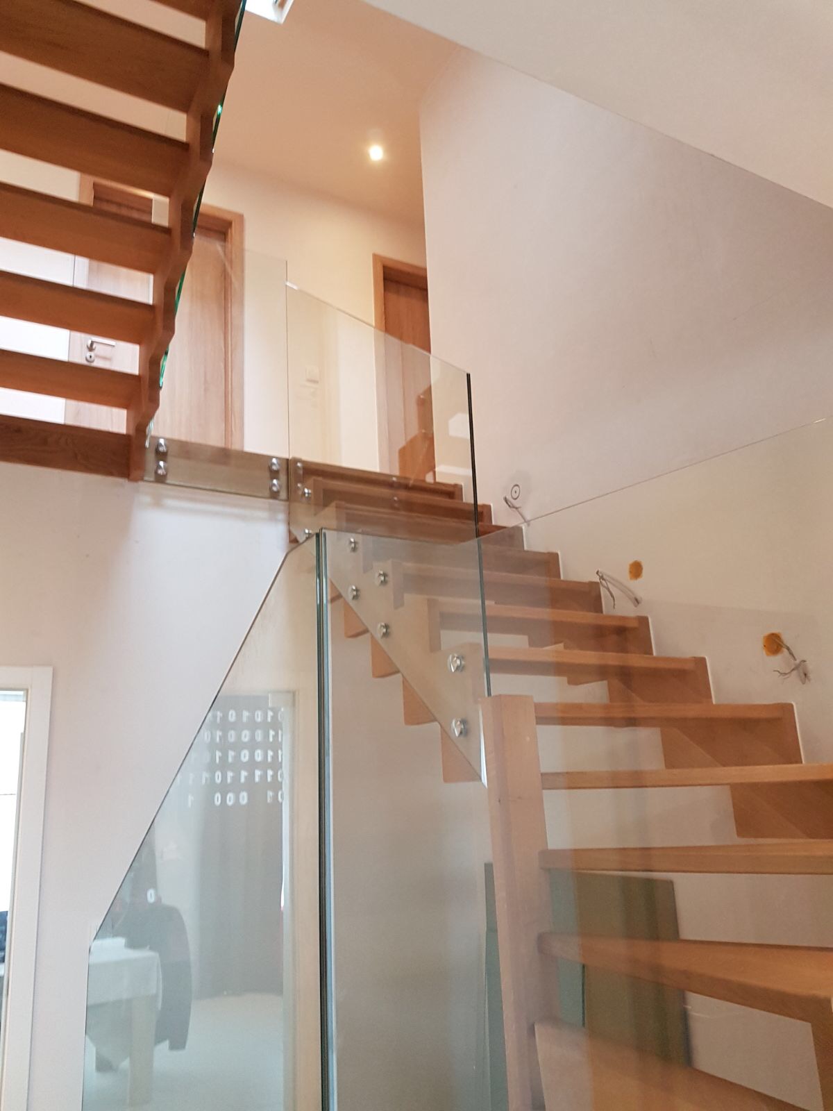 Glazen balustrade langs trap