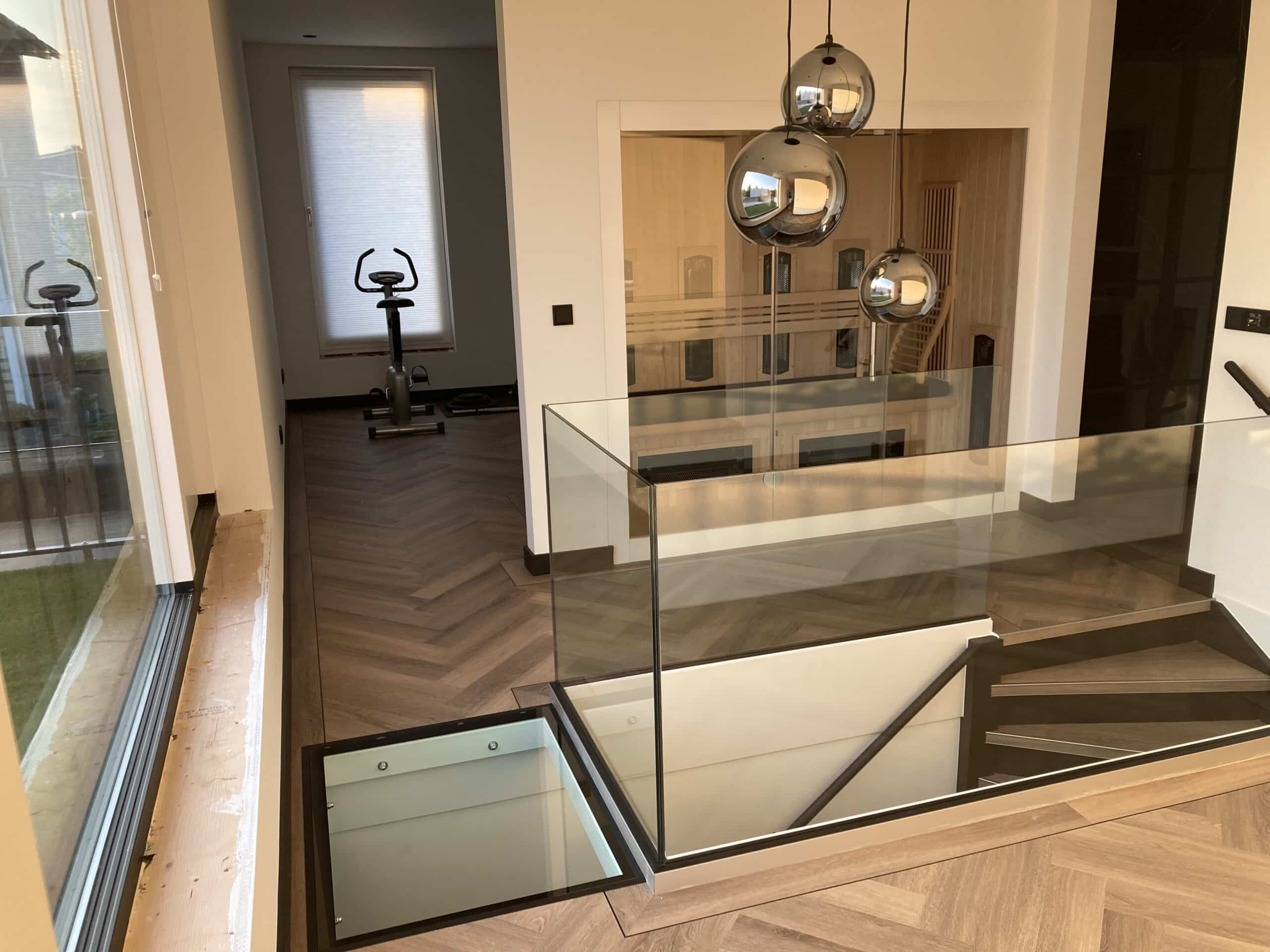 Foto: glazen balustrade rondom trap scaled