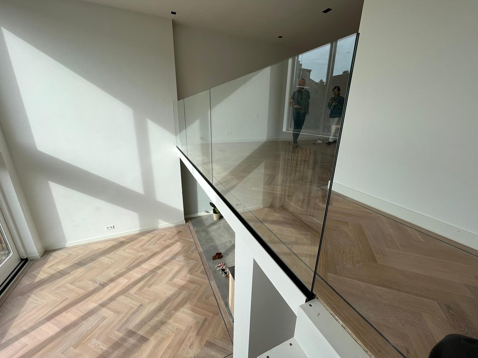 Foto: glazen balustrade wit zijprofiel