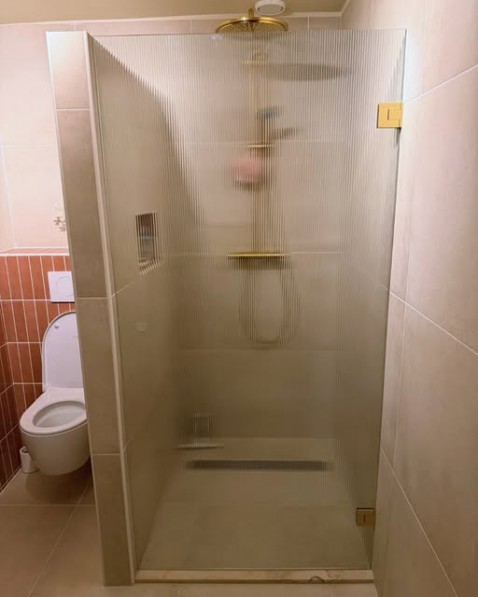 Foto : Rustige en Subtiel Afgeschermde Douche met Ribbelglas