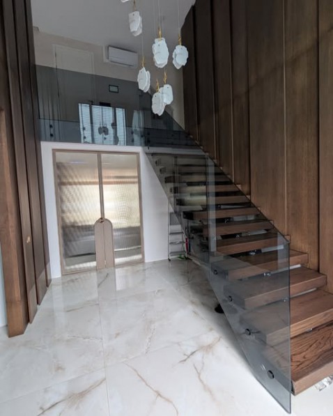 Foto : Moderne Grijze Glazen Balustrades voor een Ruimtelijke Hal