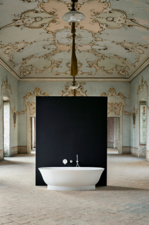 Foto : Het vrijstaande bad van THE NEW CLASSIC: pure elegantie in je badkamer