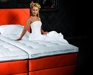 Foto: Kuperus SfeerbeeldDameZittendOpBed 308 248