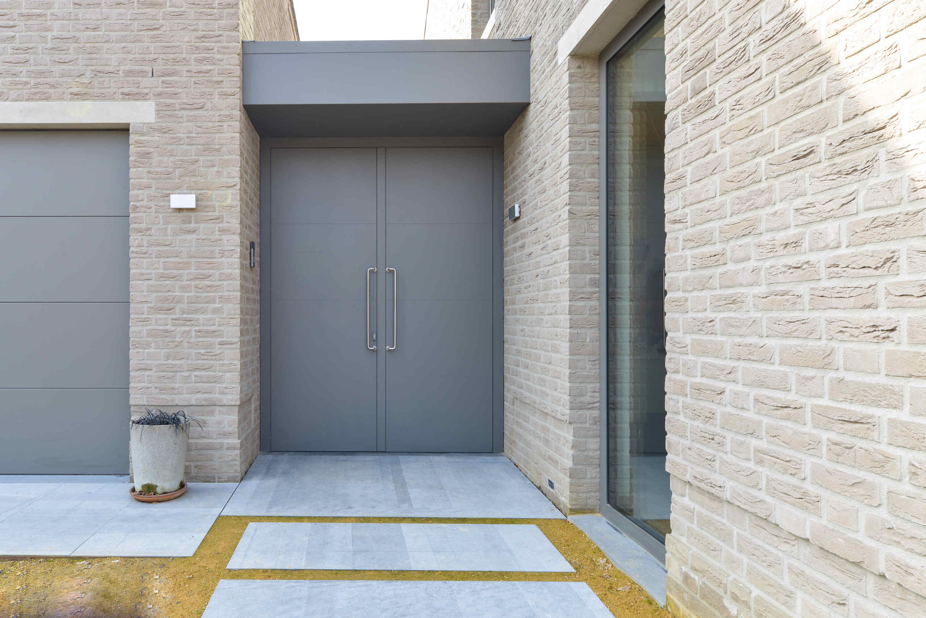 Moderne, lichtgrijze dubbele aluminium voordeur