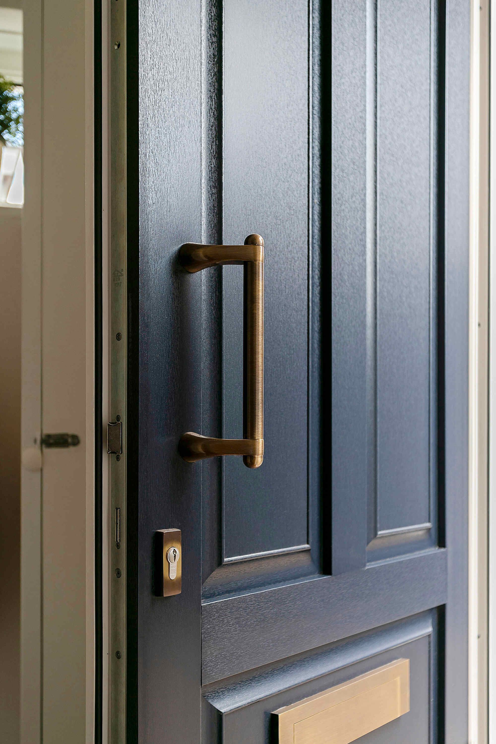 Donkerblauwe klassieke kunststof voordeur