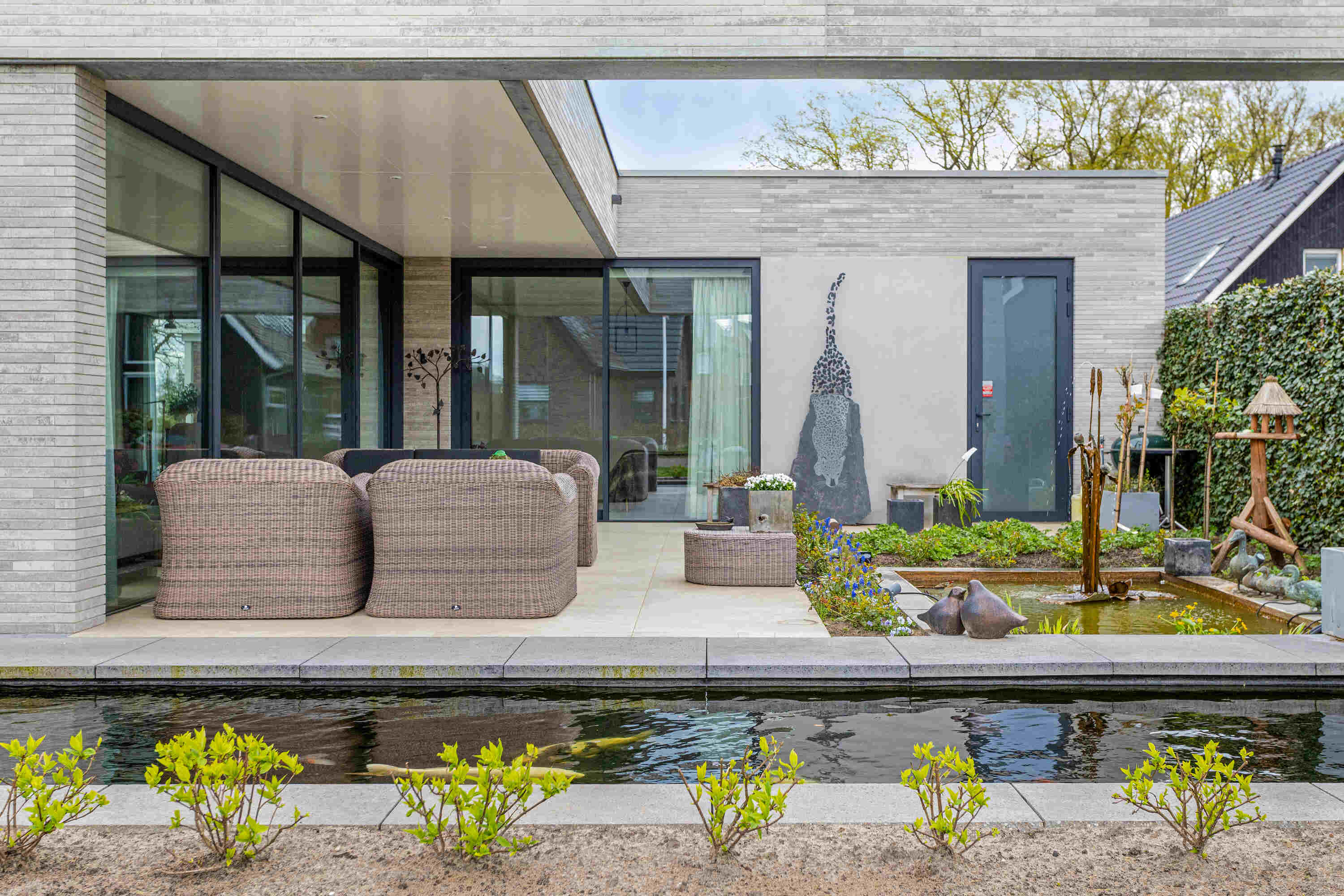 Terras met koivijvers en schuifpuien