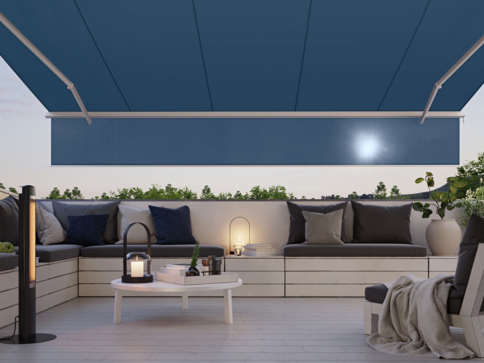 Foto: open markilux 1300 schermdoek met blauw doek op balkon met warmtestraler