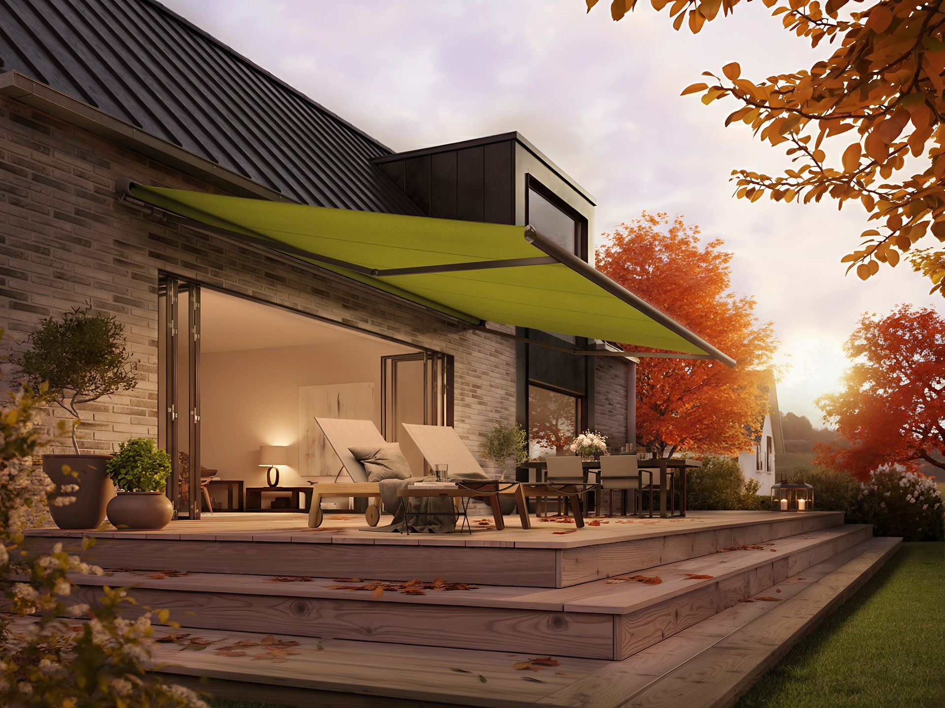 Foto: vrijstaand huis met brede raamgevel en verlengd groen markilux 1600 scherm in de herfst   kopie