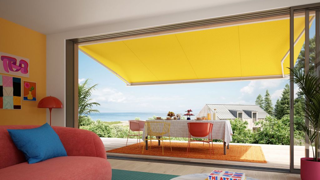 Foto: zicht op een terras overdekt door het mx 3 scherm met geel doek wonen nl wonen