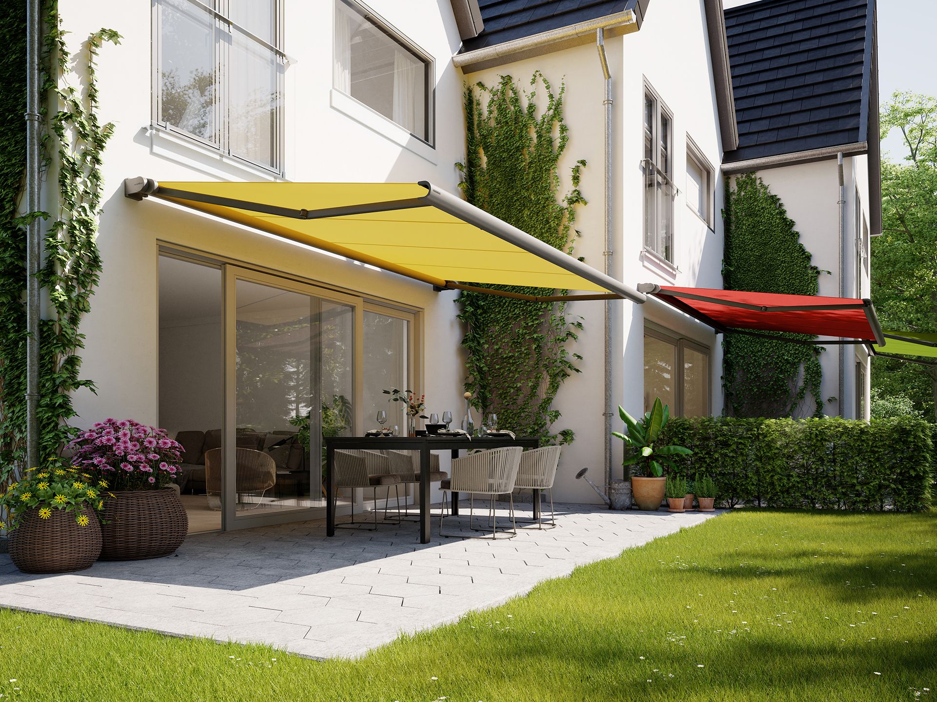 Foto: zijaanzicht van rijtjeshuizen met kleurrijke markilux 900 cassetteschermen boven het terras