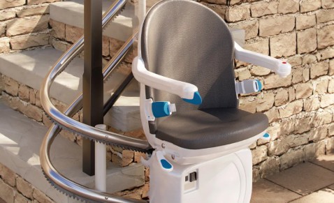 Foto : Buiten veilig en comfortabel met de Handicare 1000