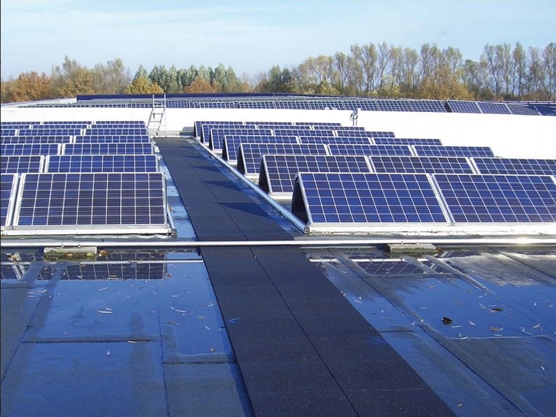 Foto: Toepassing 2 Regupol Resist als looppad op daken