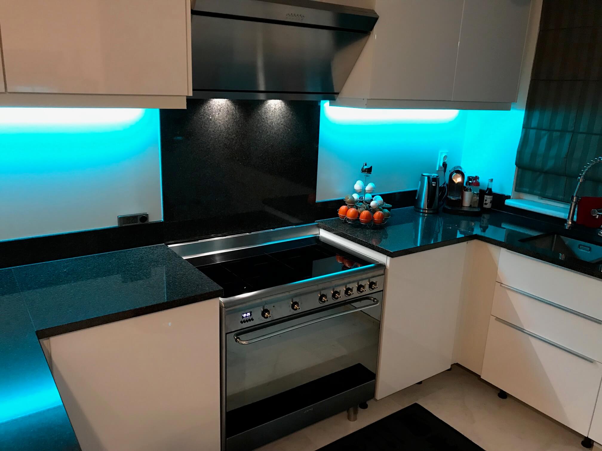 Foto: Keuken onder kastjes RGB LED strip
