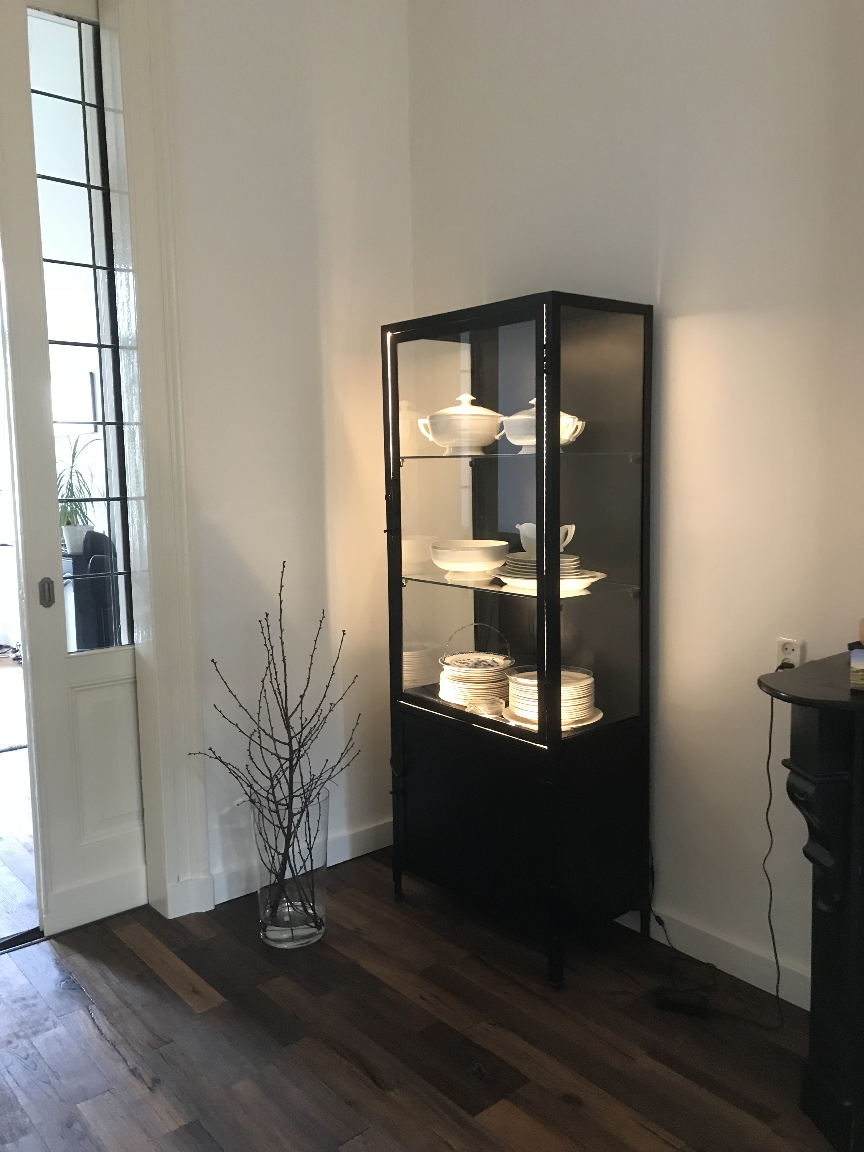 Foto: Vitrinekast Ledstrip Dual White woonkamer