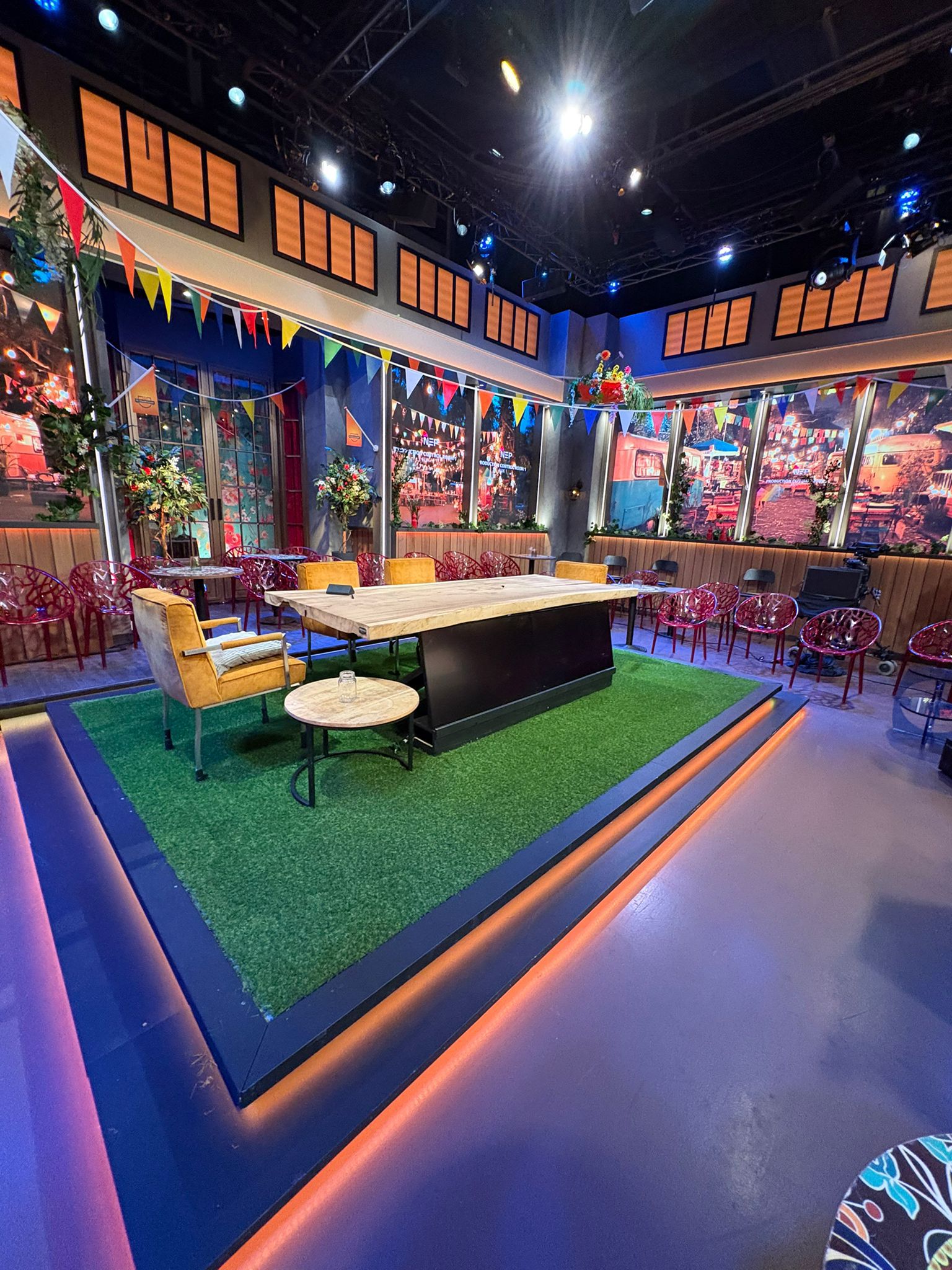 Foto : Waar komt de Suarhouten Boomstamtafel van De Oranjezomer vandaan? Ontdek Mokana