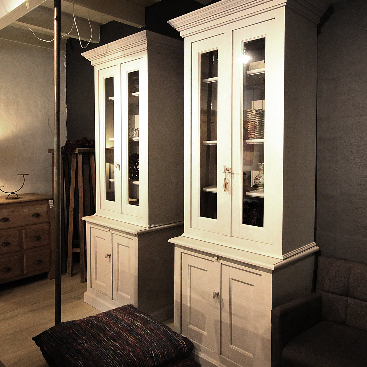 Foto: 2 vitrinekasten krijtverf