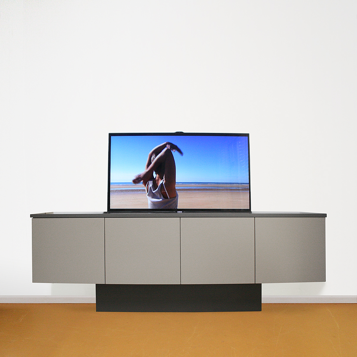 Foto: TV Dressoir met lift