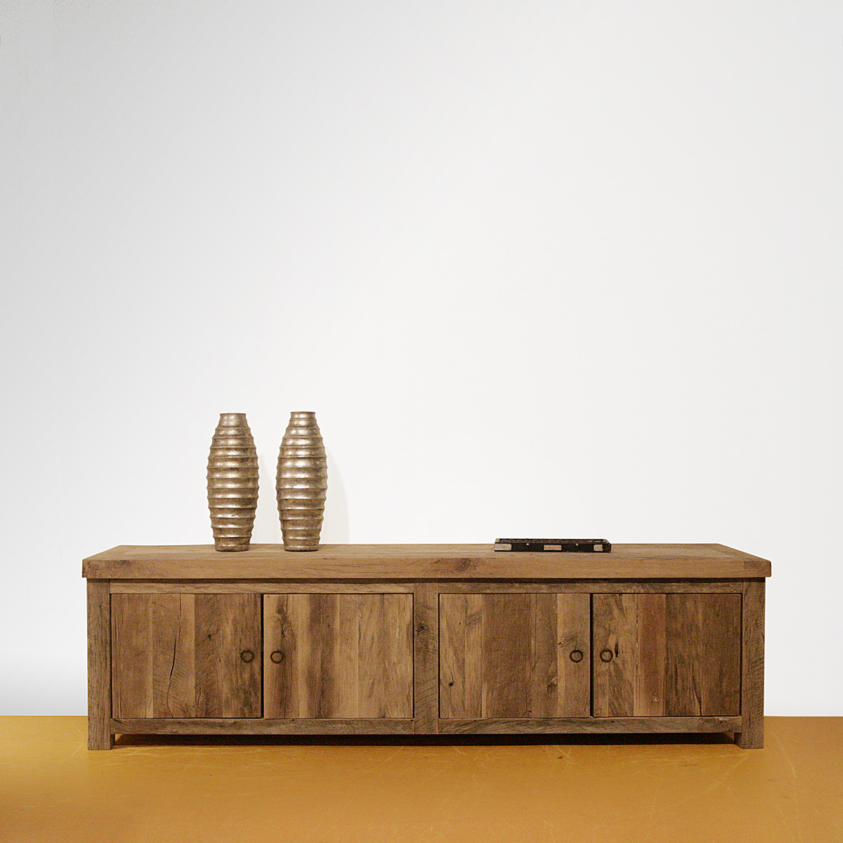 Foto: TV Dressoir oud eiken met vier deuren