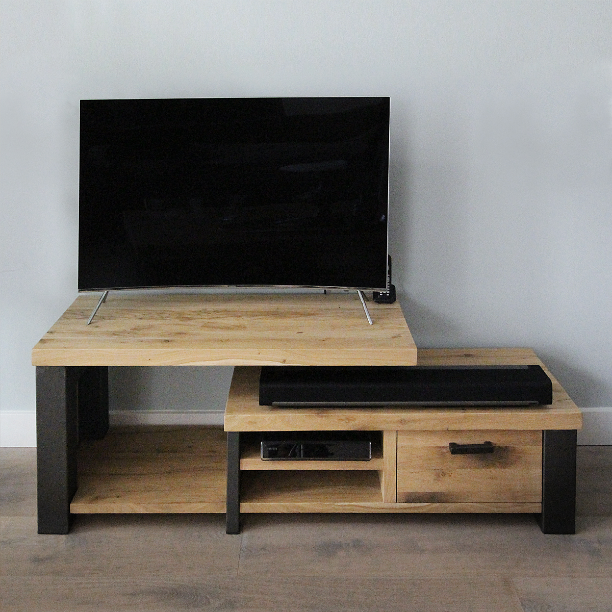 Foto: TV kast oud eiken niveaus