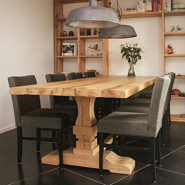 Foto: eettafel oud eiken met vakkenwand