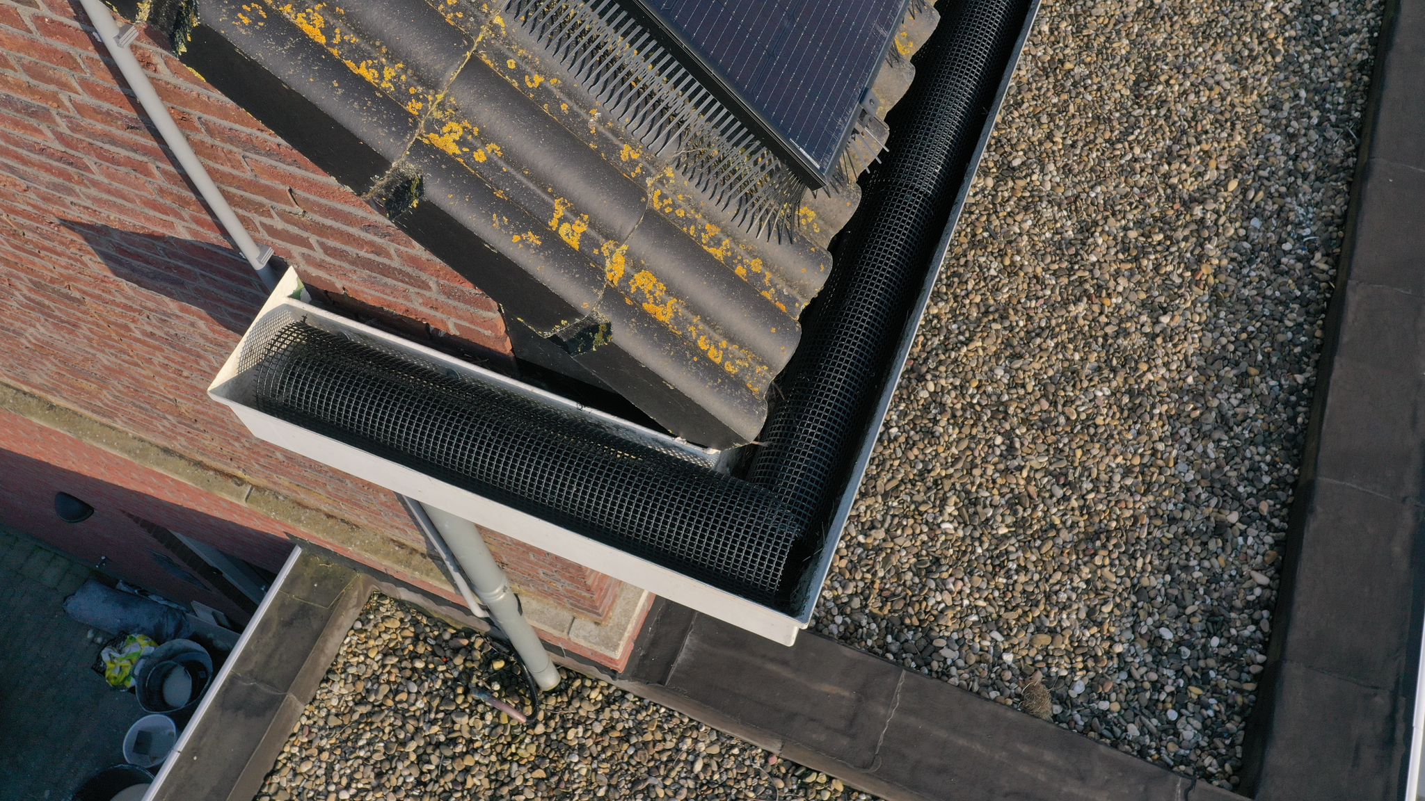 Foto : Bescherm je dakgoot tegen bladeren met Aquaduqt®