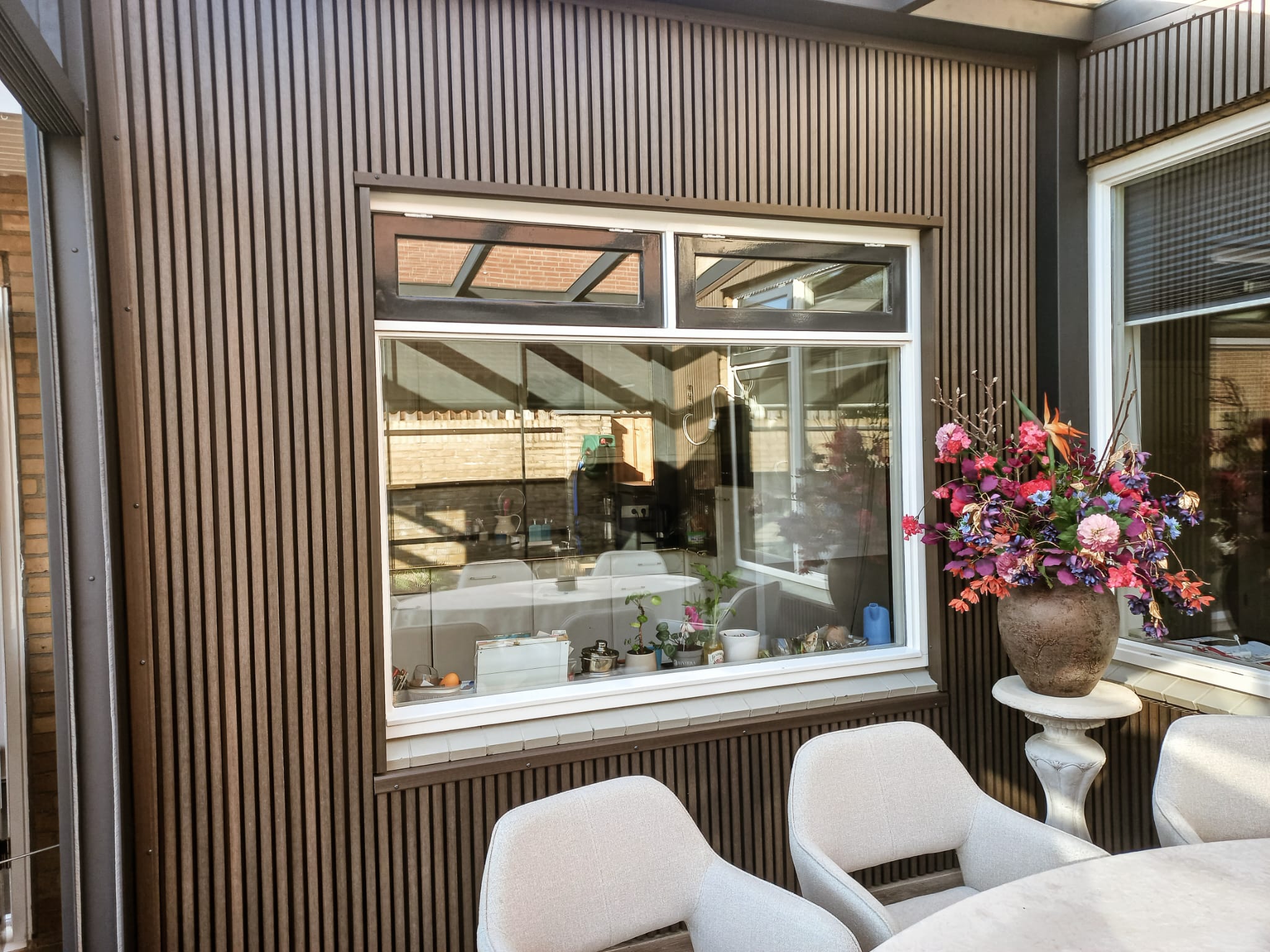 Foto: Buitenmuur met rhombusplank donker bruin