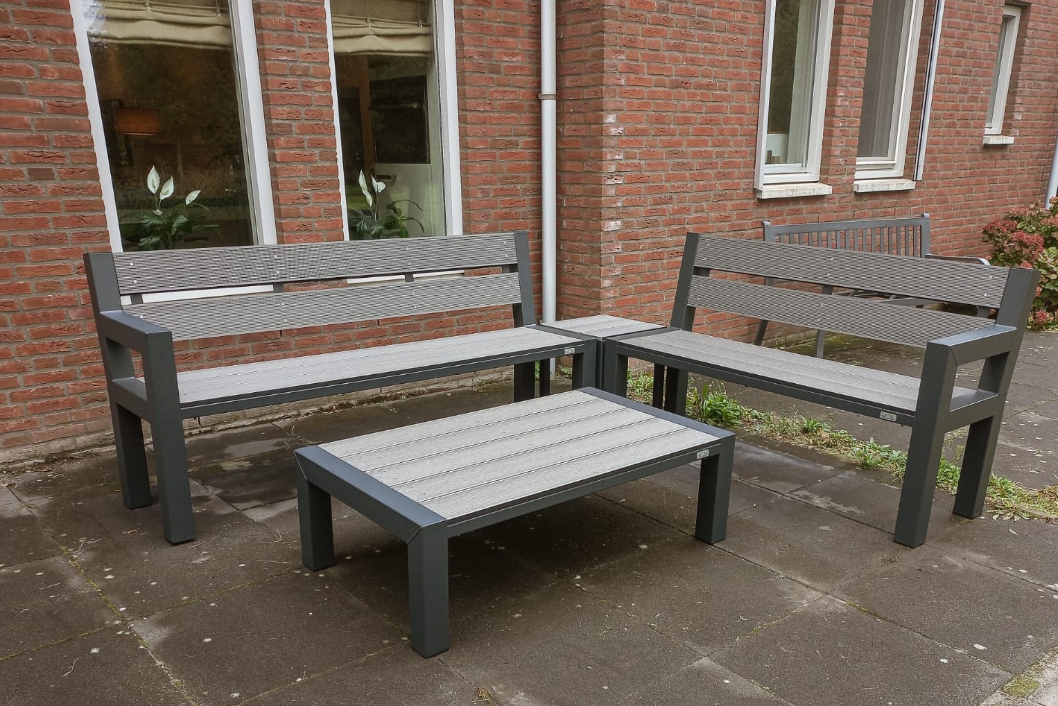 Foto: Duurzame Hoekbank set met tafels 