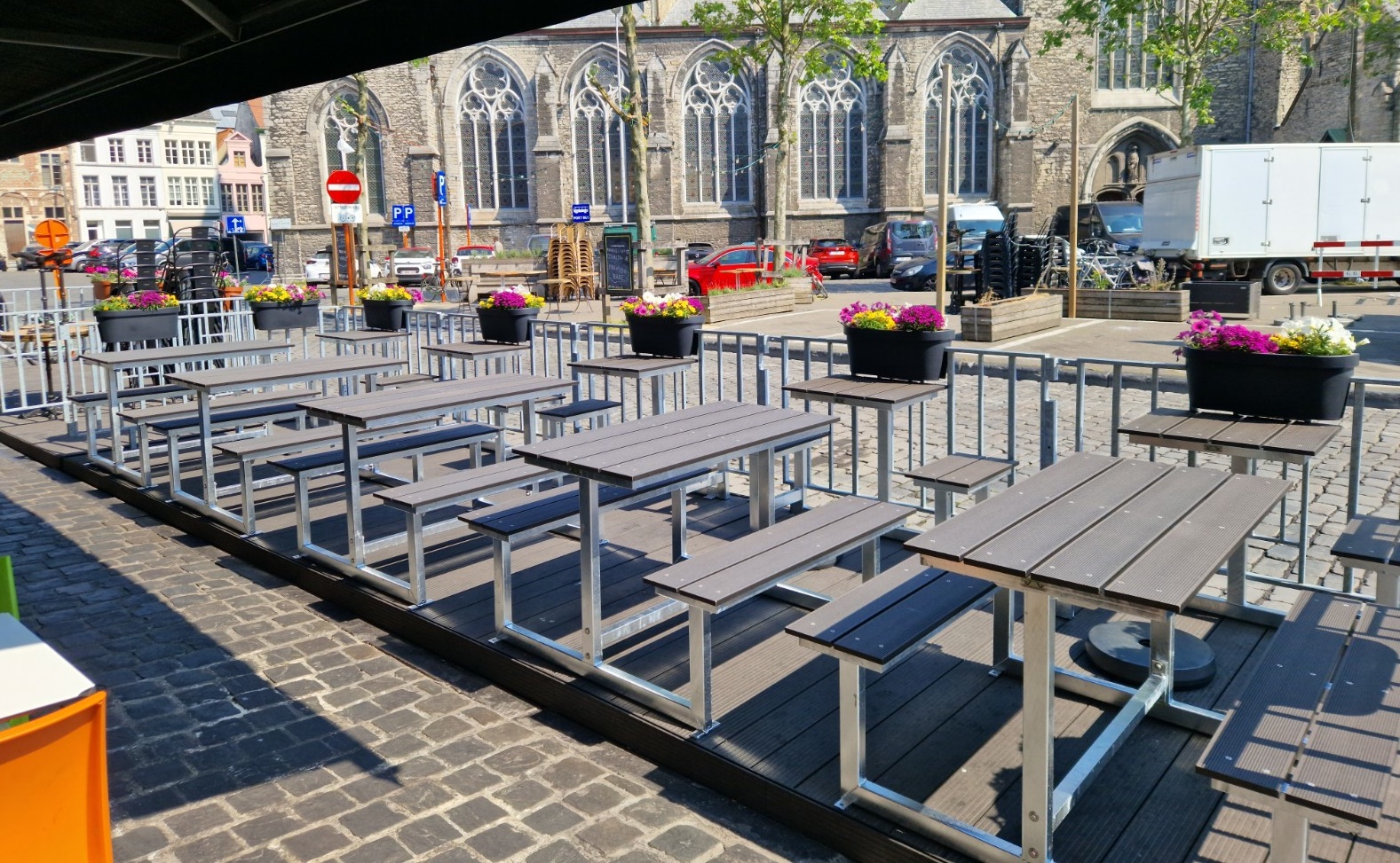 Foto: Lifetime tafels op maat