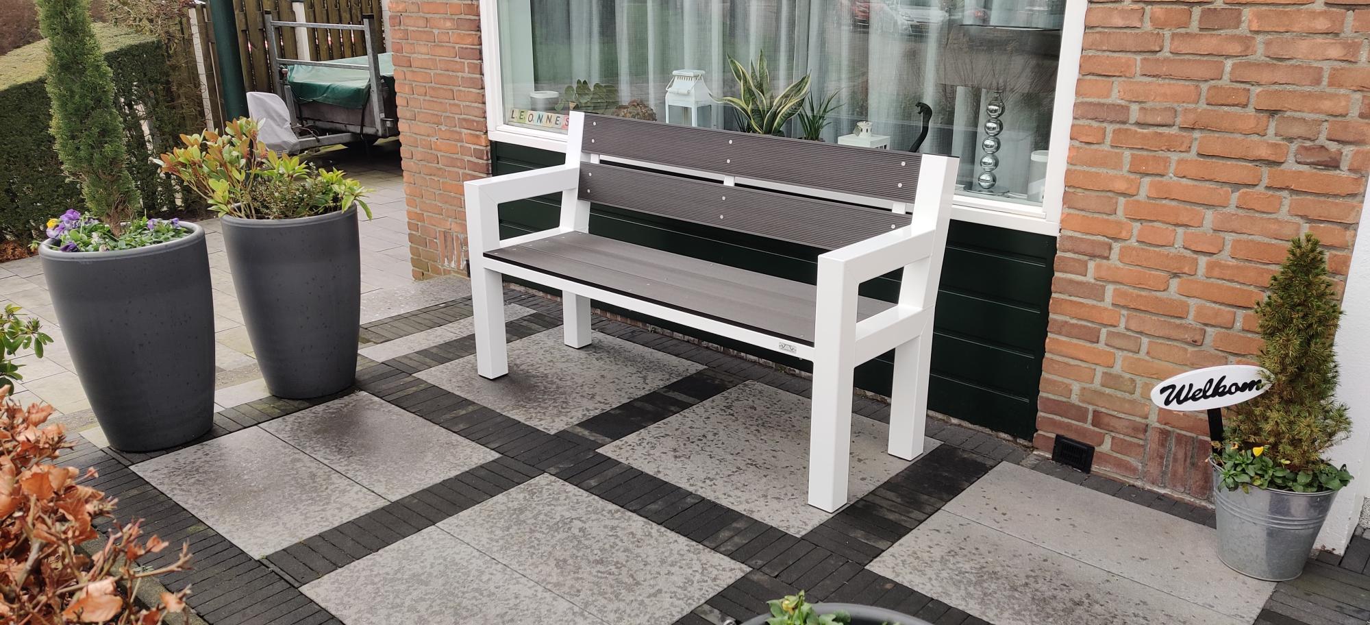 Foto: Tuinbank met armleuning wit