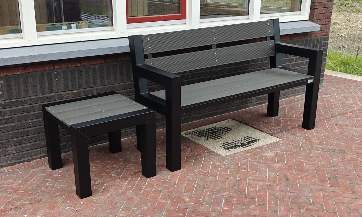 Foto: bank met armleuning en bijzettafel