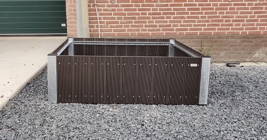 Foto : Plantenbak met klimop scherm, trellis bloembak op wielen.
