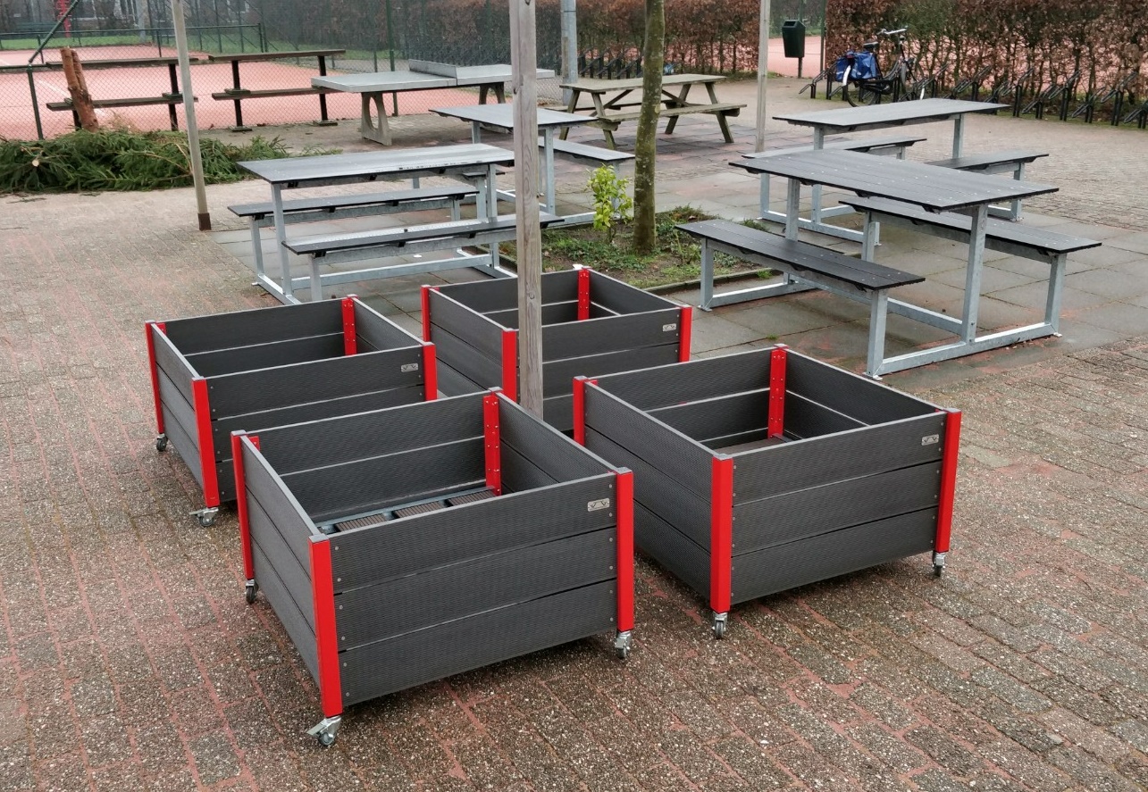 Foto: bloembakken rode hoeken