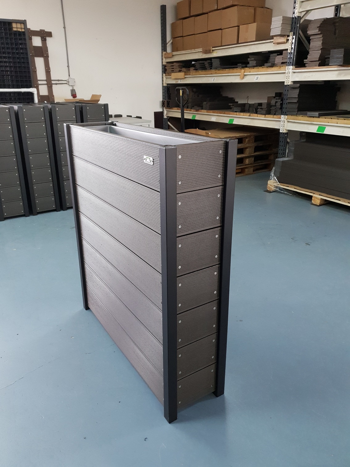 Foto: horeca bloem bak met zwarte hoeken