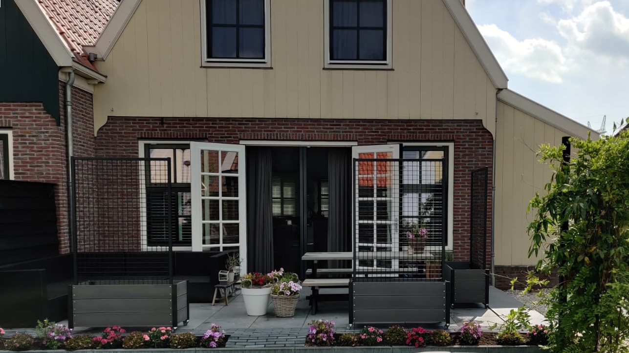 Foto: trellis bloembakken grijs zwart