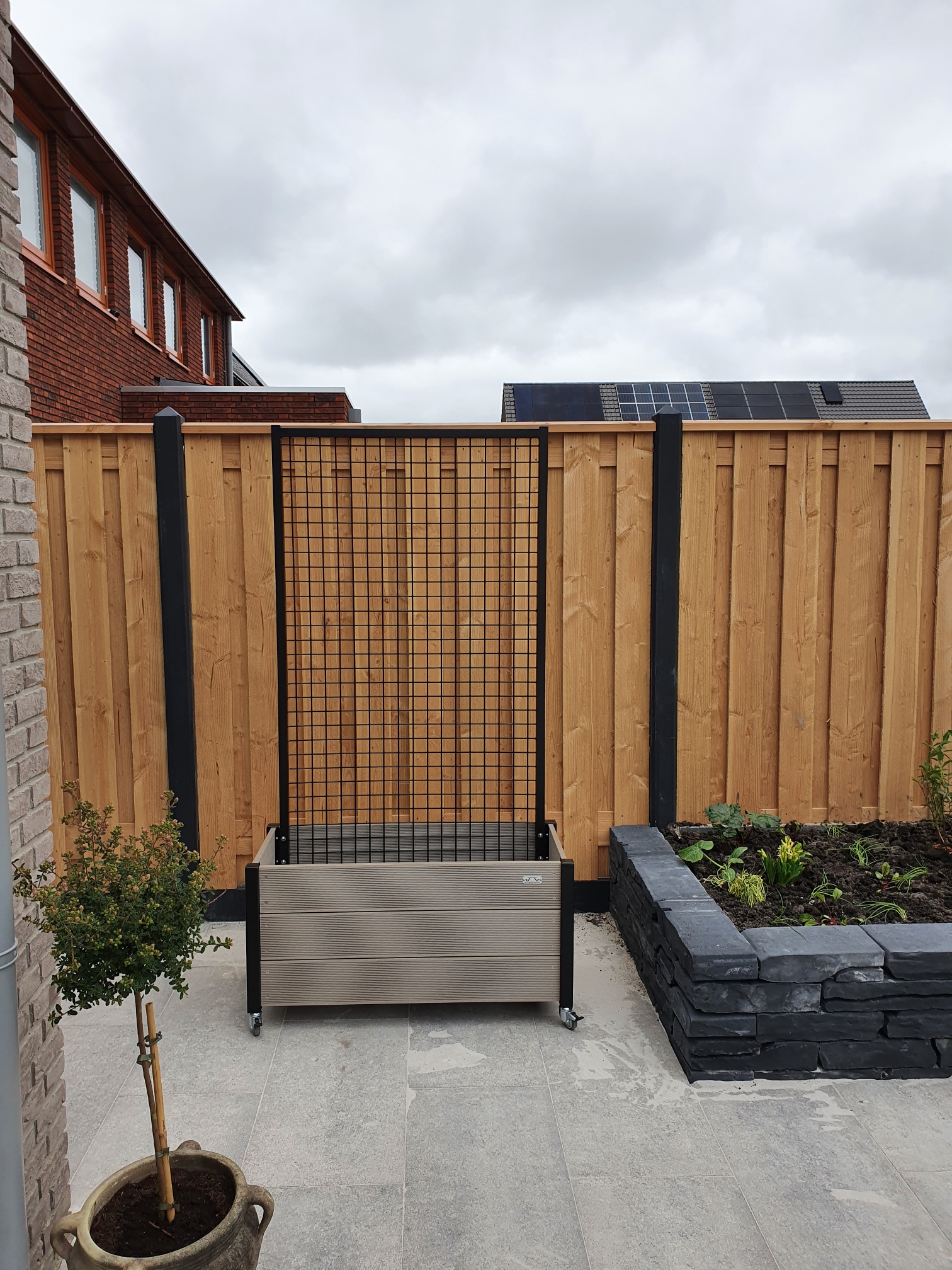 Foto: trellisbak op wielen beige