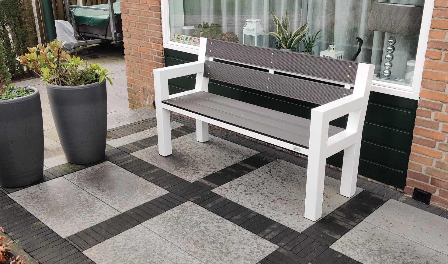 Foto: tuinbank met armleuning wit br