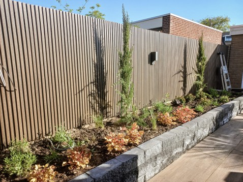 Foto : Rhombus wandpanelen, kunststof gevelbekleding voor buiten. Moderne houtlook profielen, latjes wand.