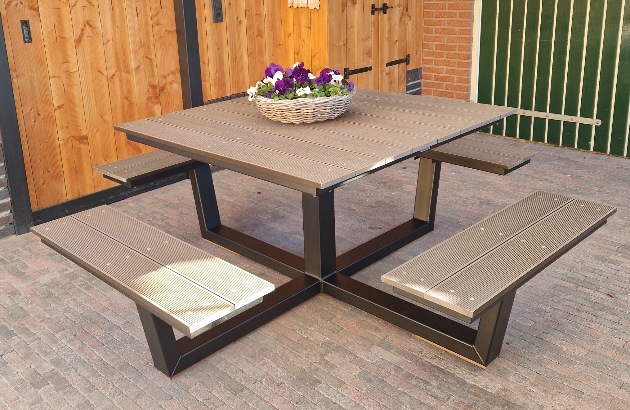 Foto: zwarte vierkante picknickbank