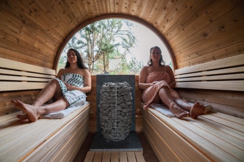 Foto : Sauna elektrisch verwarmen met design kachel