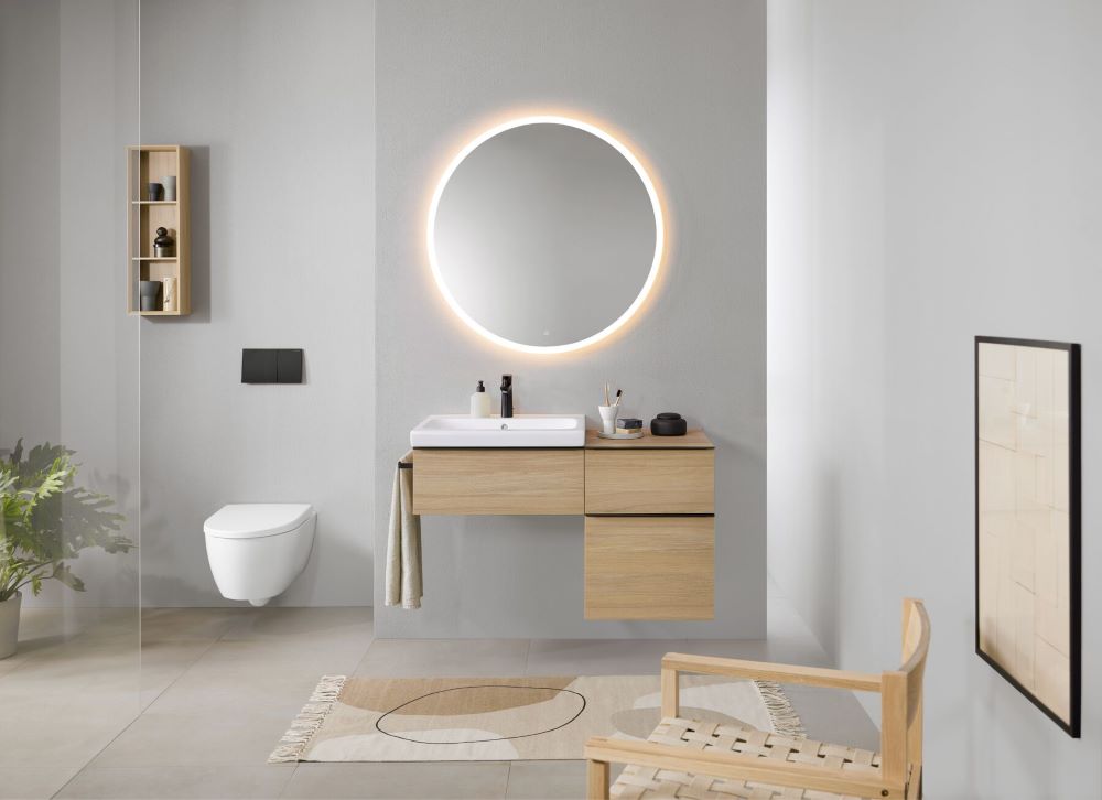 Foto: Option_Mirror_Round_90_lights_on_iCon_Bathroom_with_lay-on_washbasin__WC_wall-hung_white_matt