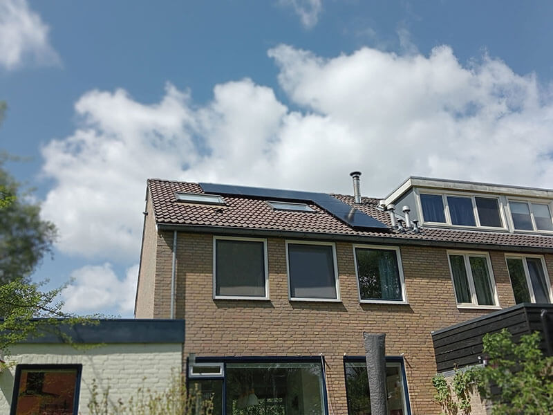 Foto: Rijtjeswoning-in-Emmen-met-duurzame-zonnepanelen