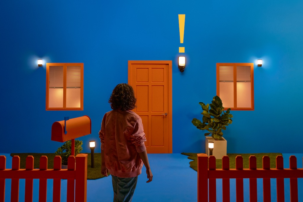 Foto: WiZ-Smart-Outdoor-Light-With-Camera-Lights-On-When-Motion-Detected-1B-Icons-16x9-New