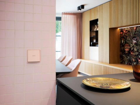 Foto : Ontdek JUNG HOME: dé smart home solution voor een kleurrijk interieur