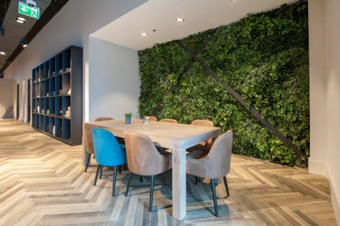 Foto : Greenwall de nieuwe interieur trend in een moderne ruimte.