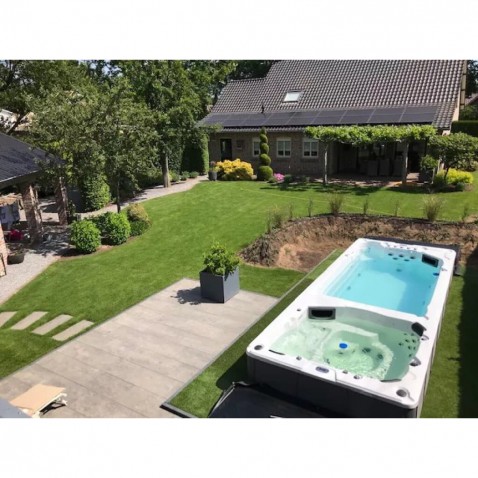 Foto : Zwemspa een combinatie van een jacuzzi en een zwembad iets voor in uw woning?