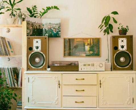 Foto : DIY meubelmaker over: hoe je oude meubels een nieuw leven kunt geven